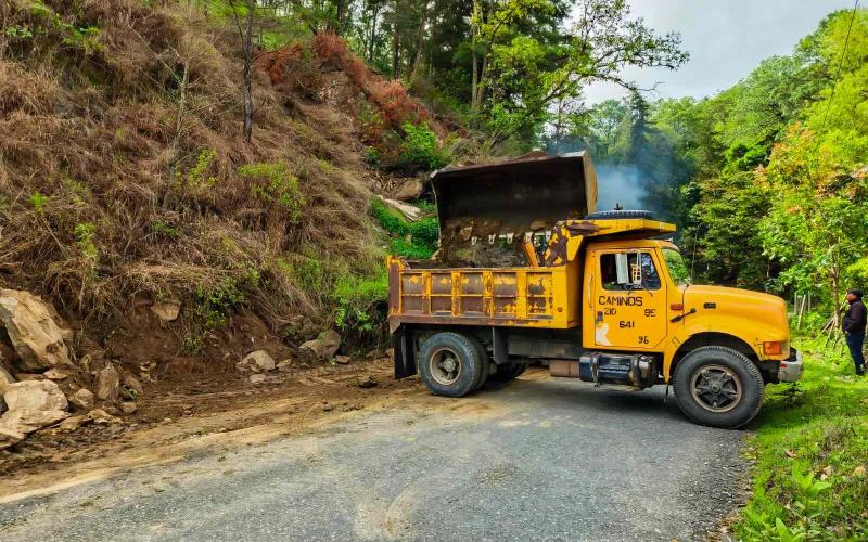 Caminos restablece el paso tras derrumbe en la ruta RD-BV-12, tramo Salamá – Llano Grande, Baja Verapaz