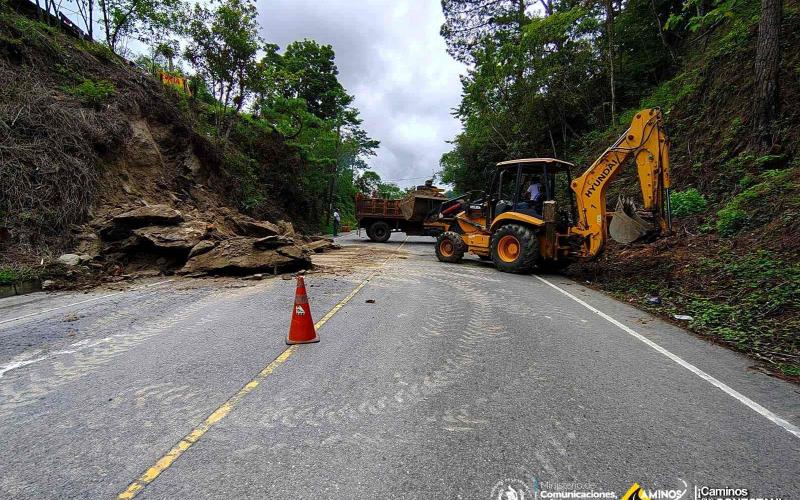 Dirección General de Caminos atiende emergencia vial en la RN-17, tramo Salamá – Cumbre Santa Elena