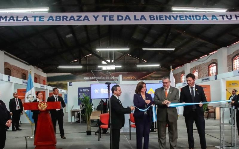 Corte de cinta inauguración del CAR