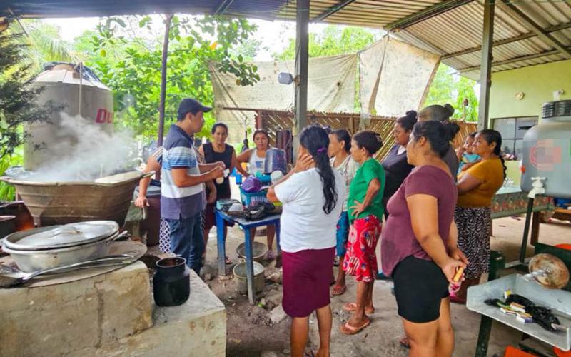 Agricultores aprenden a combatir hongos en frutales y hortalizas