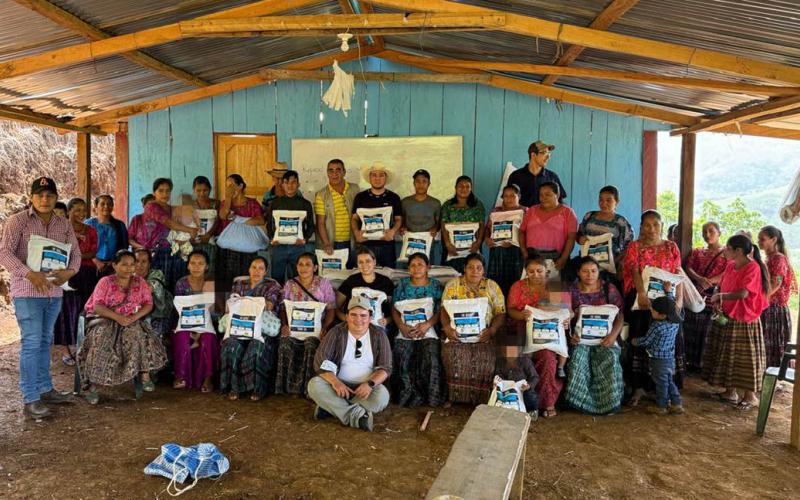 Beneficiamos a más de cinco mil agricultores y agricultoras con semilla de maíz fortificada 