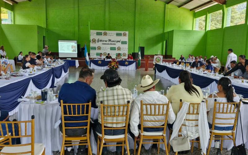 Capacitan y entregan botiquines para combatir gusano barrenador en Santa Rosa
