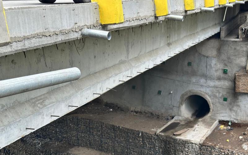 Continúan obras de desfogue pluvial tras habilitación de puente en Villa Nueva