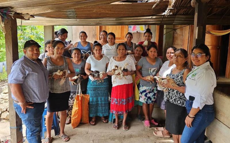 Entrega de aves mejoradas beneficia a mujeres de Dolores