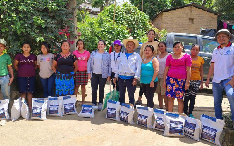 Entregamos semilla mejorada de maíz en El Progreso