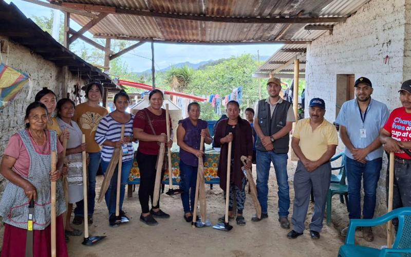 Entregan herramientas e insumos para fortalecer la agricultura familiar de Jalapa