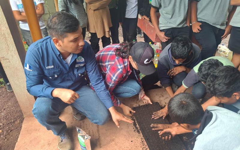 Estudiantes de Sanarate aprenden a producir pilones de hortalizas