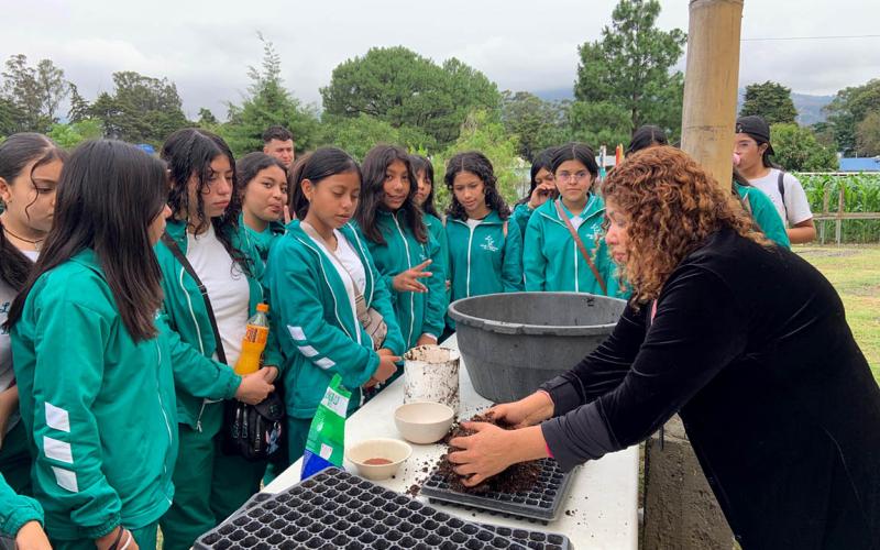 Estudiantes y docentes viven experiencia educativa en granja del MAGA