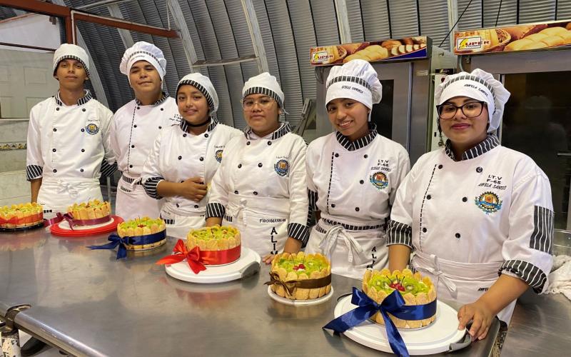 Estudiantes del Instituto Técnico Vocacional Dr. Imrich Fischmann.