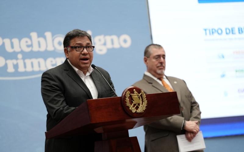 El Presidente Bernardo Arévalo y el Secretario de SEGEPLAN, Carlos Mendoza, destacaron los resultados de la primera convocatoria de Becas por Nuestro Futuro.