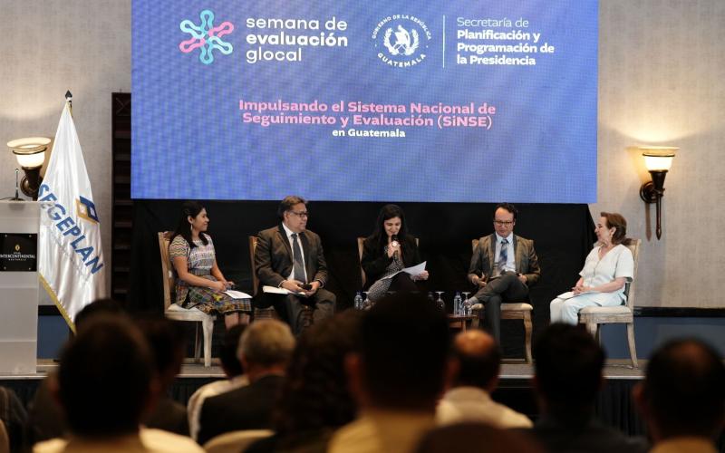 Panelistas en el foro-conversatorio “Impulsando el Sistema Nacional de Seguimiento y evaluación (SiNSE) en Guatemala”.