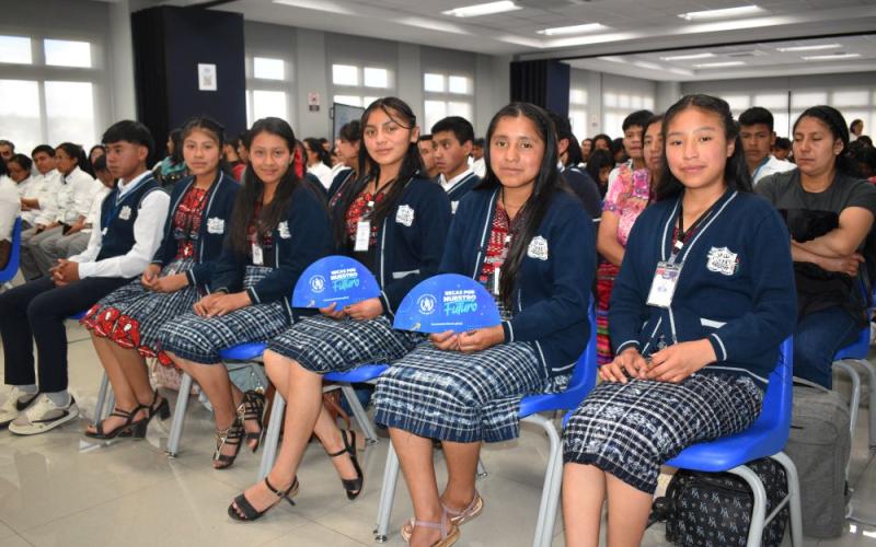 Mucho interés ha despertado entre los estudiantes Becas por Nuestro Futuro