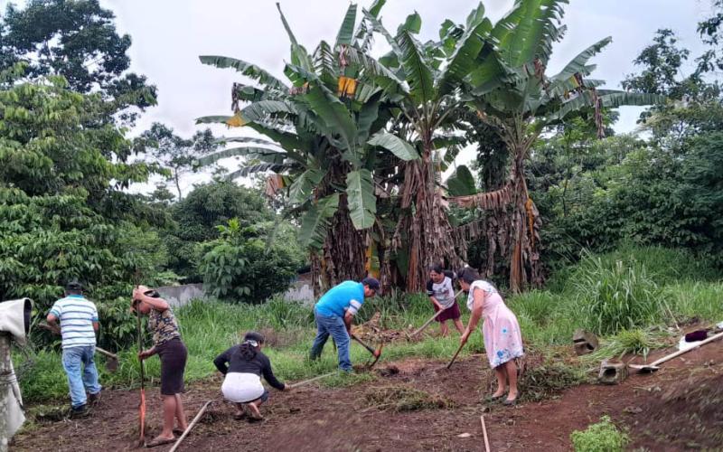 Familias de Malacatán se preparan para establecer un huerto comunal