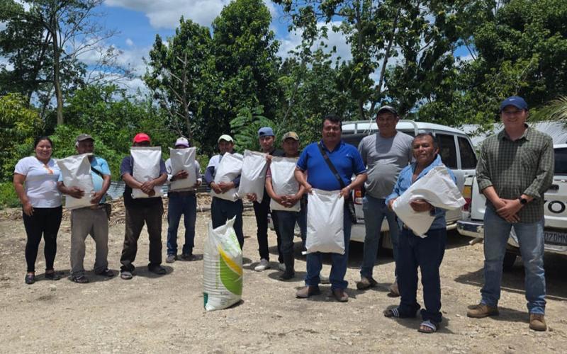 Familias de Sayaxché reciben insumos agrícolas que fortalecen su seguridad alimentaria