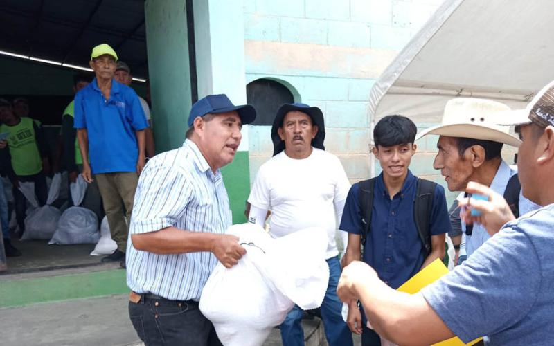 Familias trabajan por el desarrollo de comunidades en Santa Cruz Muluá