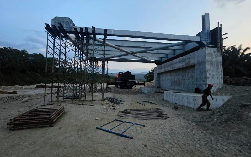 Cuerpo de Ingenieros trabaja en la instalación de puente en Panzós, Alta Verapaz.