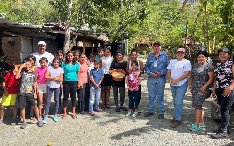 Jóvenes aprende elaboración de concentrado artesanal para aves de traspatio