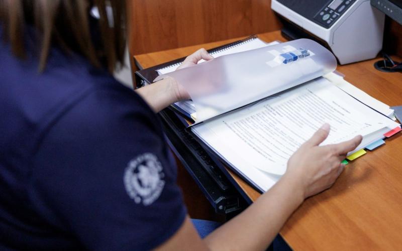 Como parte del proceso de evaluación, el examen de oposición y las entrevistas a los aspirantes forman parte de los cinco criterios que el Ministerio considera para calificar a los postulantes. 