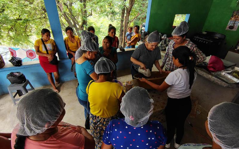 Mujeres de San Agustín Acasaguastlán capacitadas para impulsar huertos familiares