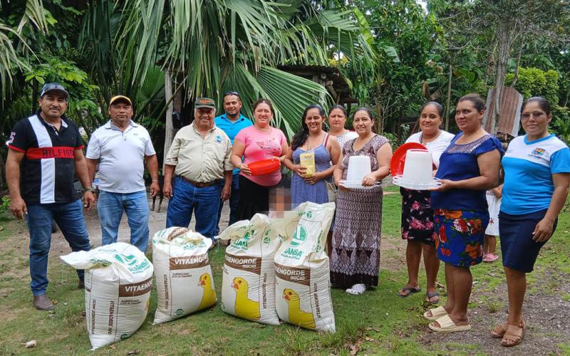 Mujeres rurales de Petén beneficiadas con 48 mini granjas avícolas