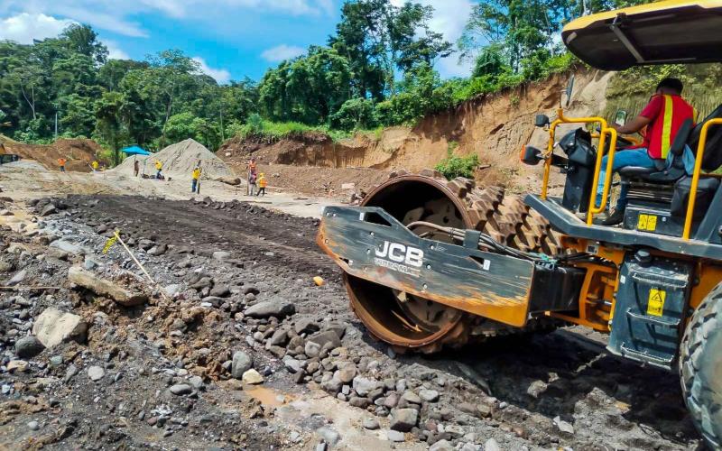 Caminos coloca tubería y trabaja para compactación de ruta alterna del km 189, CITO-180