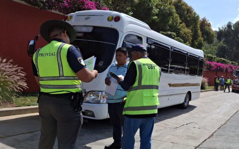 DGT insta a verificar permisos al contratar transporte extraurbano