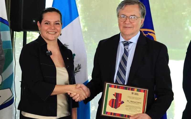 Reconocimiento al doctor Manuel Otero por su labor al frente del IICA