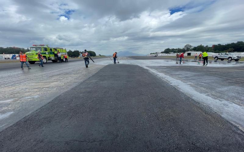 Aeropuerto Internacional La Aurora restablece vuelos tras intervención en pista principal