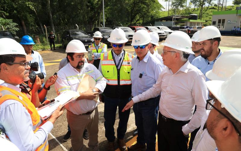 El Ing. Luis Martínez, Gerente General del INDE, encabezó la reunión con los representantes de la Hidroeléctrica El Cóbano.