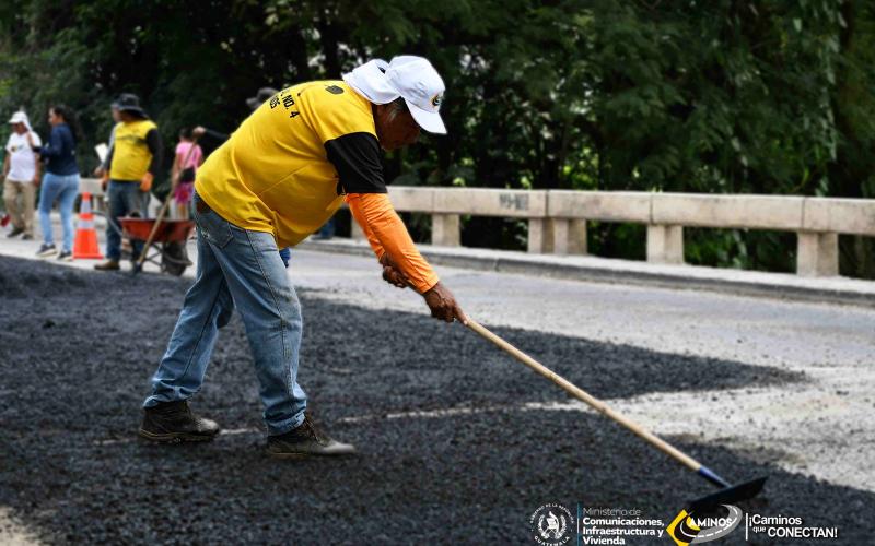 Trabajo conjunto mejora infraestructura vial en puente clave de Suchitepéquez