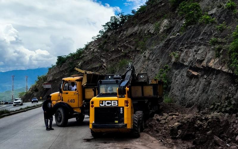 Caminos retira material que obstruía el paso en la CA-09 Norte, Sanarate