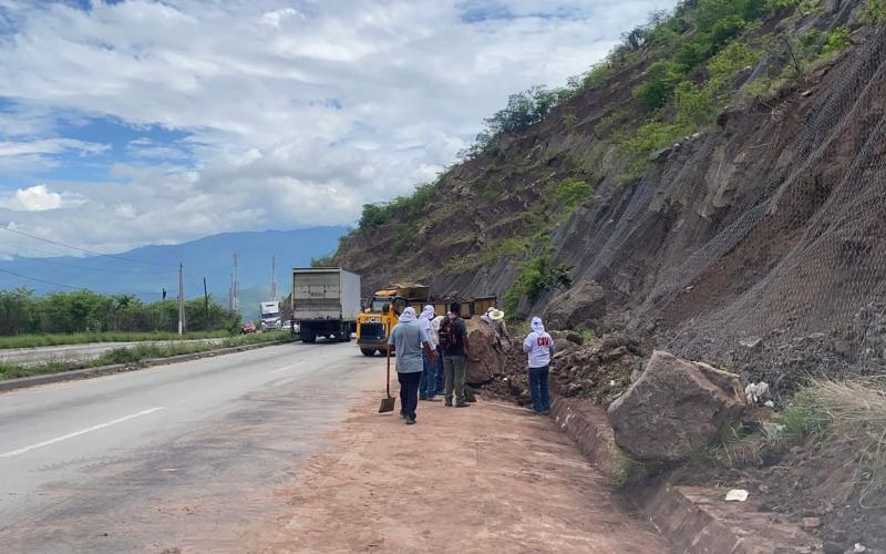 Provial regula el tránsito tras desprendimiento de rocas en Guastatoya