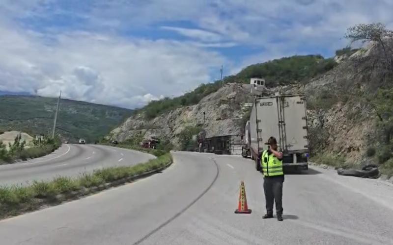 Eficaz intervención de Provial por volcadura de cabezal en la CA-9 Norte