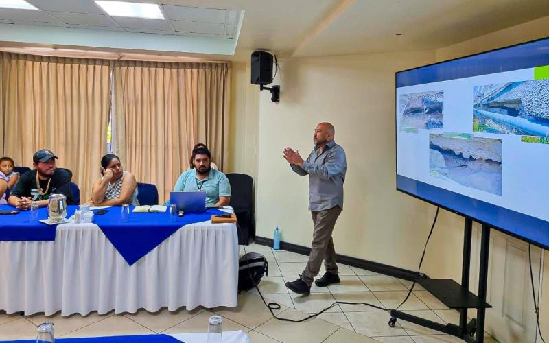 Director de COVIAL y autoridades locales evalúan el puente El Relleno