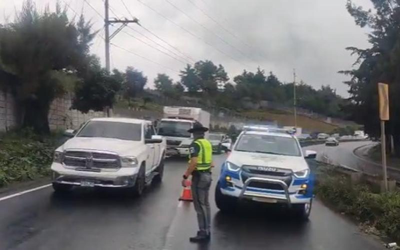 Un deslave de tierra en el camino: precaución en el km 34.5 de la Interamericana