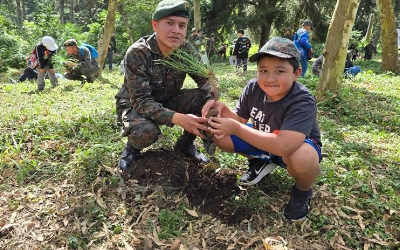 Ejército de Guatemala realiza acciones de protección del medio ambiente.