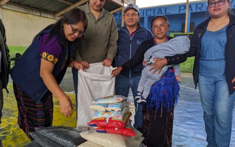 Entregan alimentos a familias en vulnerabilidad en Huehuetenango. 