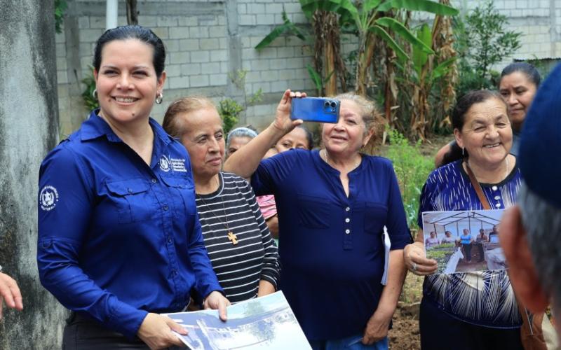 Ministra de Agricultura visita proyectos de agricultura familiar en Palencia
