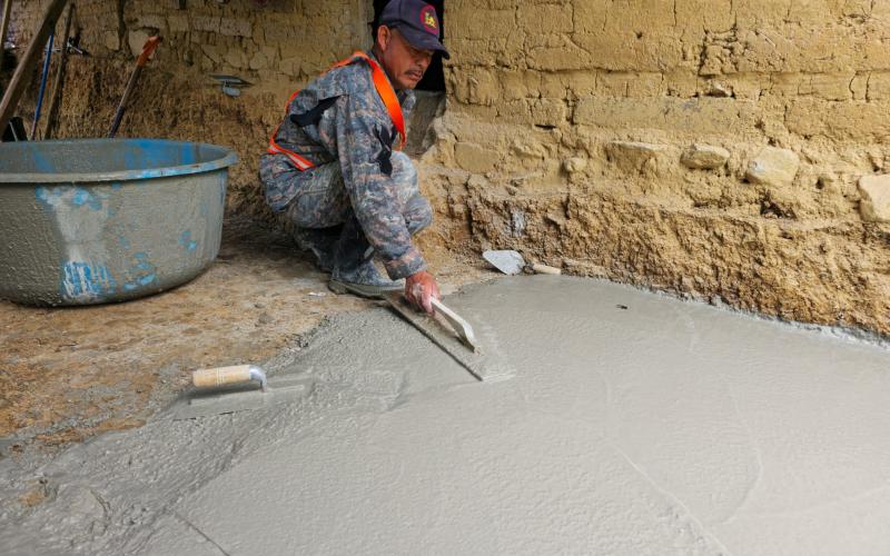 Cuerpo de Ingenieros del Ejército continúa con las labores de fundición de contra piso en Huehuetenango.