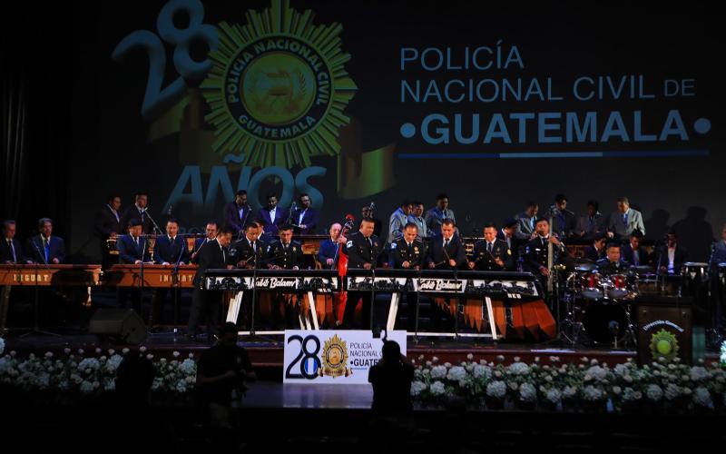 Fuerzas policiales festejan aniversario con ensamble de marimbas