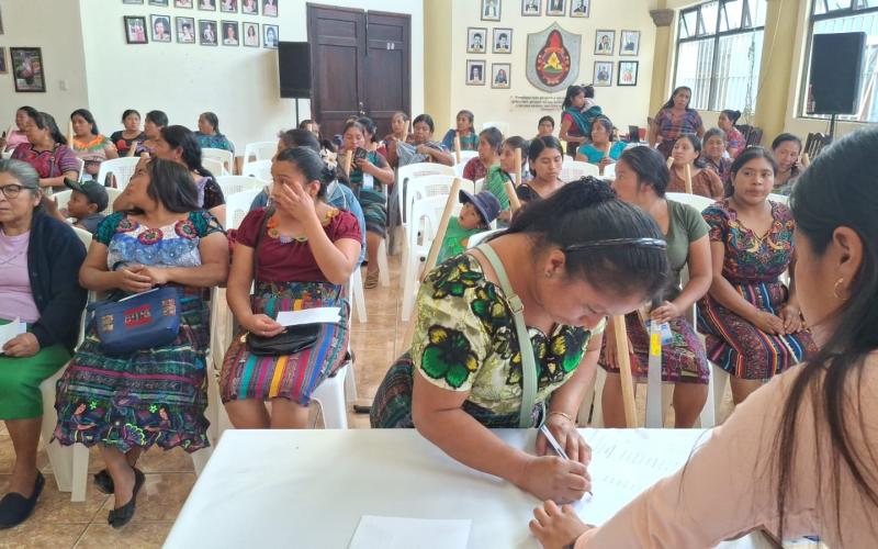 Agricultoras reciben herramientas agrícolas y semillas de hortalizas 