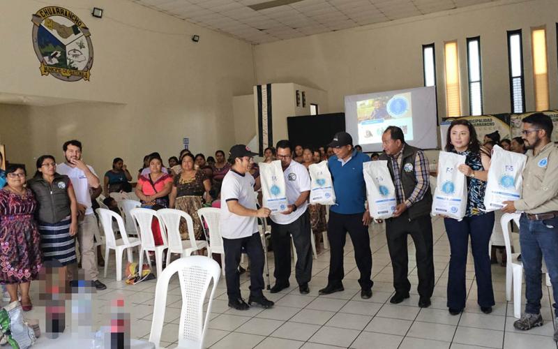 Agricultores de Chuarrancho reciben semillas de maíz con mayor rendimiento y productividad