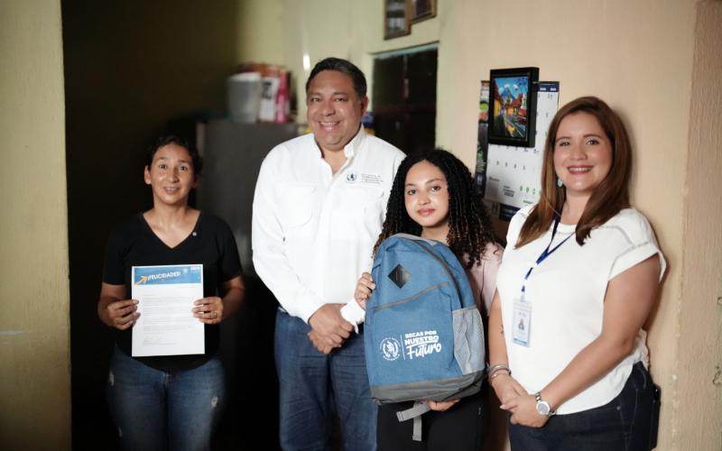 El secretario Carlos Mendoza visitó a una de las beneficiarias para comunicarle sobre el acreditamiento de la beca.