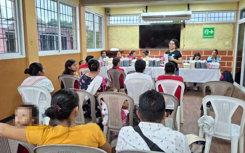 Capacitan a madres para prevenir la desnutrición infantil con alimentación local