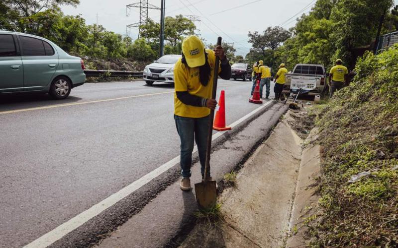 COVIAL avanza con limpieza y retiro de derrumbes en ruta Bárcenas - Santa Lucía Milpas Altas