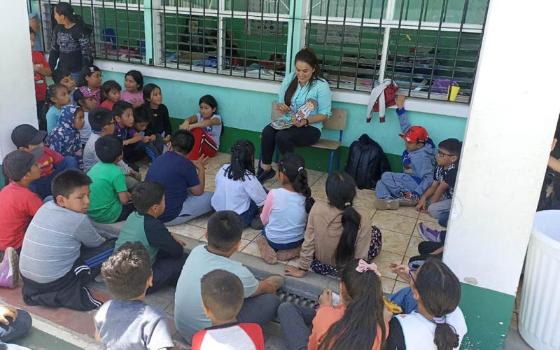 En Sacatepéquez los niños aprenden de seguridad alimentaria en el huerto escolar 