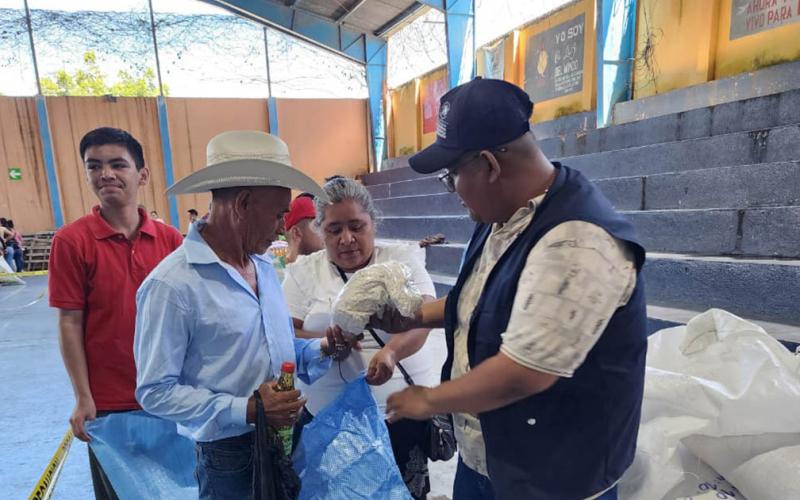 Familias rurales reciben incentivo por su trabajo en proyectos comunitarios