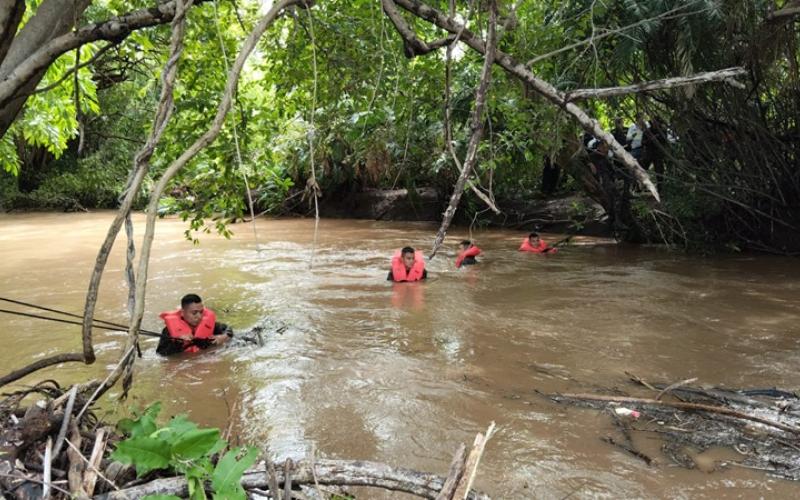 Ejército de Guatemala apoya la búsqueda de personas arrastradas por un río en Jutiapa.