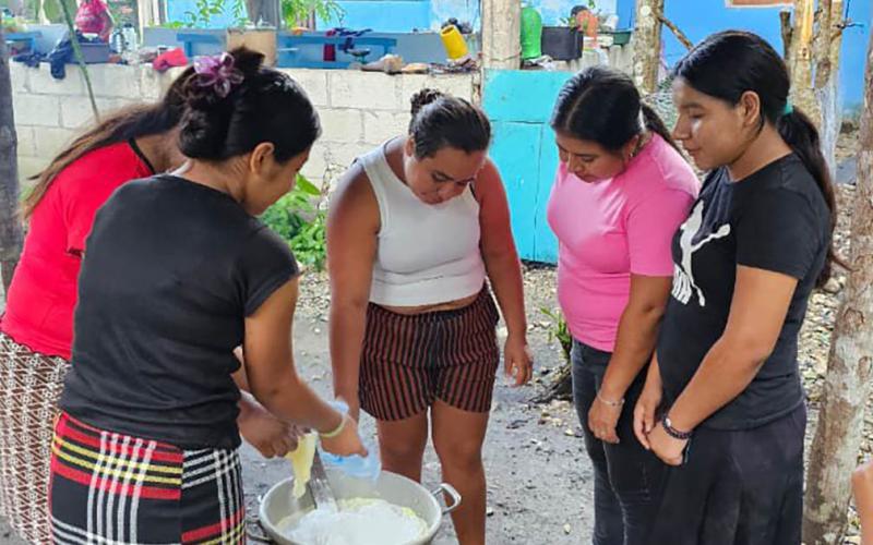 Jóvenes aprenden a elaborar abonos orgánicos para huertos comunitarios
