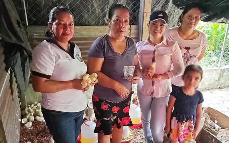 Jornada de vacunación avícola en El Chal